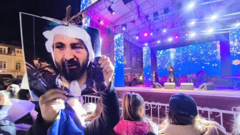 ბათუმში ნუცა ბუზალაძის კონცერტზე საპროტესტო აქციის მონაწილეები მივიდნენ