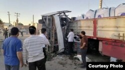 اتوبوس حامل سرباز معلم‌ها در یزد با سرعت ۱۴۵ کیلومتر با کامیونی برخورد کرد که کنار جاده پارک شده بود