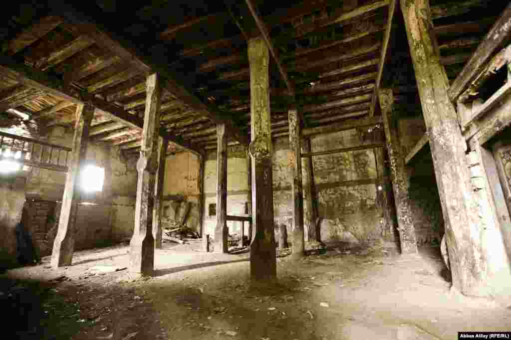 Qapısı bağlı, taleyi qara başqa bir dini və tarixi abidə. Qusarın Mucuk kəndindəki XIX əsrə aid malçıq məscid. Qapısı bağlı, pəncərələri hörümçək toru ilə qapalıdır.Halbu ki, bir az "əl gəzdirməklə" onu bərpa edib bir tarixi eksponanta çevirmək olar.