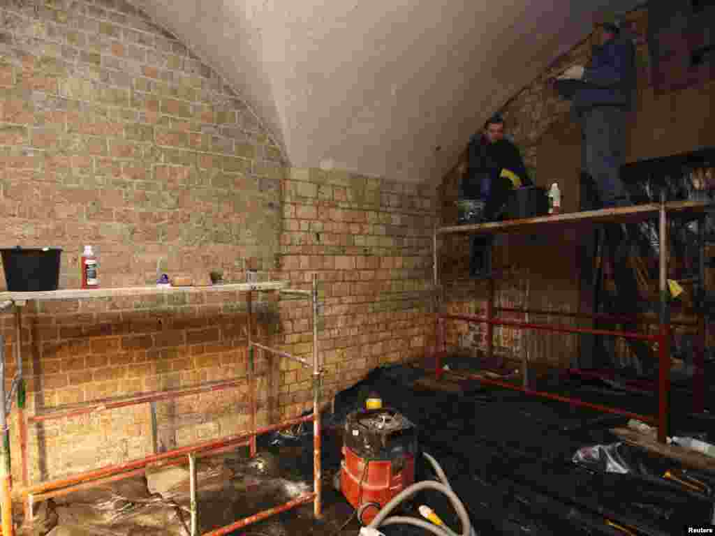 Pregătiri finale în cripta catedralei din Castelui Wawel la Cracovia