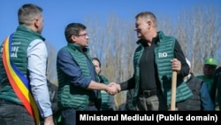 Președintele Klaus Iohannis îi vizitează pe voluntarii participanți la campania „O pădure cât o țară”.
