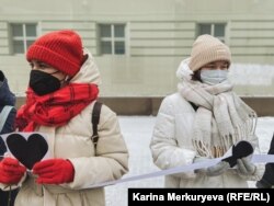Участницы акции "Цепь солидарности в Москве. Фото: Карина Меркурьева