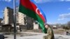 Азербайжандын президенти И.Алиев былтыр бошотулган Шуша шаарында мамлекеттик желекке таазим кылууда. 2021-жылдын 15-январы.