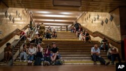 Kiýewde howa hüjümi mahaly adamlar metroda gizlenýärler. 6-njy iýun, 2025 ý. 