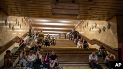 Киевке әуе шабуылы кезінде метроны паналап отырған адамдар. Украина, 6 маусым, 2025 жыл