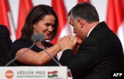 Kryeministri hungarez, Viktor Orban, duke u përshëndetur me Katalin Novak, atëherë ministre për Politika të Familjes.