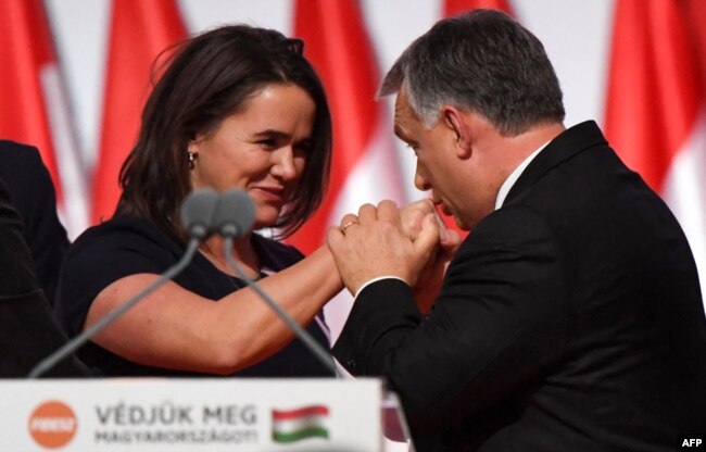Kryeministri hungarez, Viktor Orban, duke u përshëndetur me Katalin Novak, atëherë ministre për Politika të Familjes.