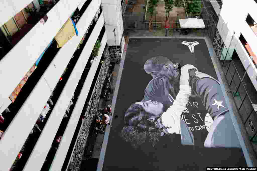 ლეგენდარული კალათბურთელის, კობი ბრაიანტის გარდაცვალებიდან ერთი წელი გავიდა. 2020 წლის 26 იანვარს, ბრაიანტი, მისი 13 წლის ქალიშვილი და კიდევ რვა ადამიანი დაიღუპნენ ვერტმფრენის ჩამოვარდნის შედეგად სამხრეთ კალიფორნიაში. ეს მურალი ბრაიანტისა და მისი შვილის ხსოვნის საპატივცემულოდ ავიაკატასტროფიდან რამდენიმე დღეში, ფილიპინების ქალაქ ტაგიგის ერთ-ერთ საკალთბურთო მოედანზე დახატეს. კობი ბრაიანტი "ლეიკერსის" შემადგენლობაში 5-ჯერ გახდა NBA-ს ჩემპიონი. ორჯერ იყო ფინალების MVP. 2008 წელს კი რეგულარული სეზონის MVP-ის წოდება მიანიჭეს. ასევე 18-ჯერ მიიღო მონაწილეობა ALL Star-ის მატჩში.&nbsp;11-ჯერ დასახელდა NBA-ს წლის პირველ გუნდში.&nbsp;