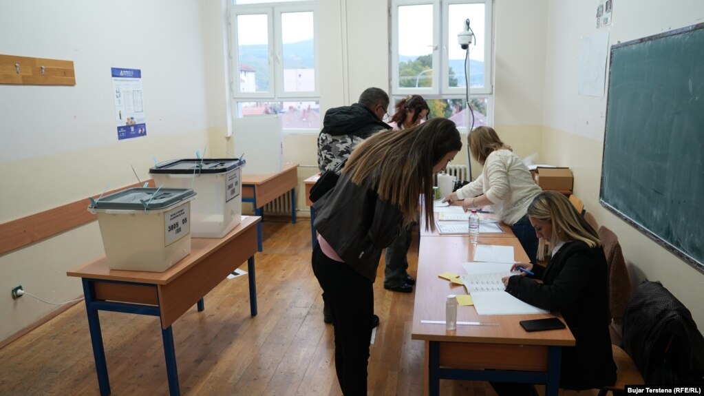 Qytetarë duke votuar në zgjedhjet lokale në një qendër votimi në Mitrovicën e Veriut, 12 tetor 2025.