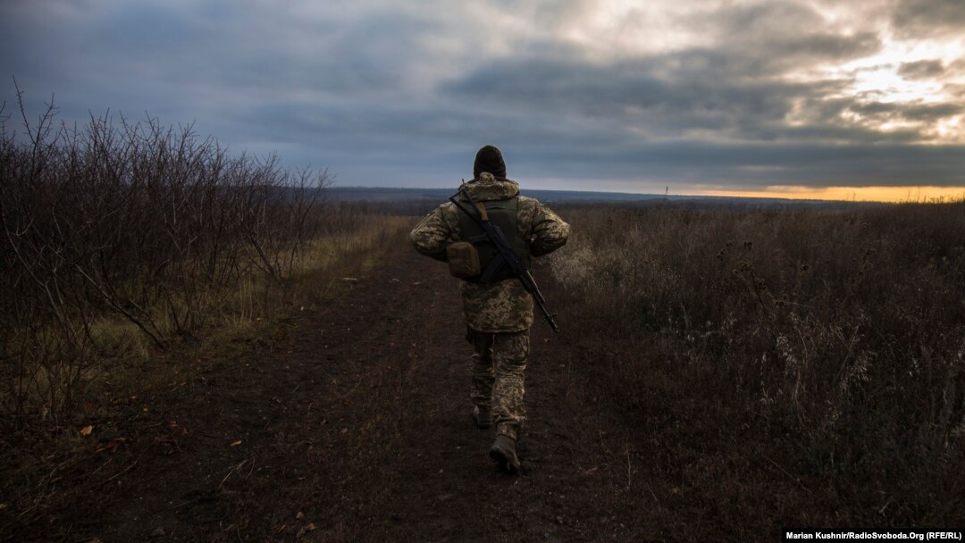 Украинский военный следует на позиции в Луганской области