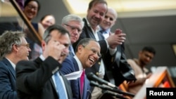 Головний редактор The New York Times Дін Бакет (у центрі) після оголошення лауреатів Пулітцерівської премії, Нью-Йорк, США, 10 квітня 2017 року