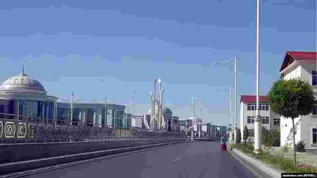 Köçe süpürijiler Aşgabadyň ýollaryny arassalaýarlar.