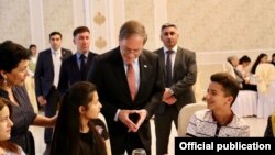ABŞ-ın Azərbaycandakı səfiri Li Litzenberger Yeni Ramanada köçkün icması ilə şam yeməyində (Arxiv fotosu)