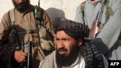 ملا نذیر سره د دوو ملګرو له خبریالانو سره د خبرو پر مهال