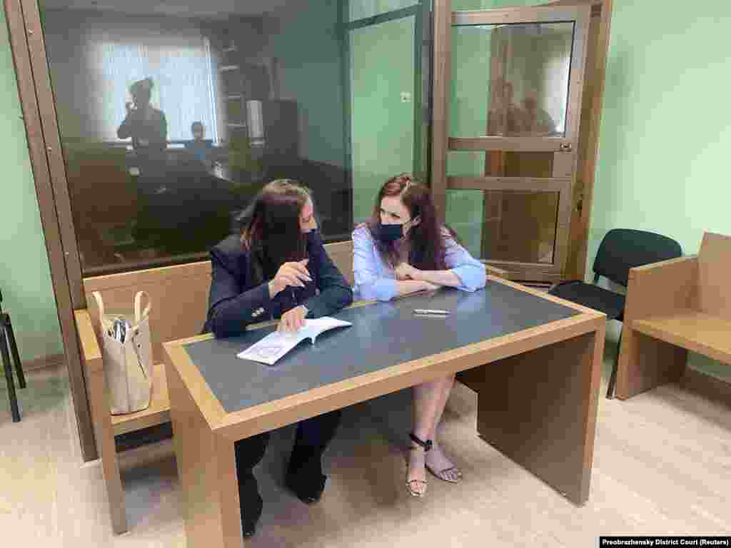 РУСИЈА - Руските обвинители побараа од судот да воведе две годишни ограничувања за портпаролката на критичарот на Кремљ, Алексеј Навални, Кира Јармиш, која во моментов се наоѓа во куќен притвор до судење, објавено е на нејзиниот профил на Твитер.