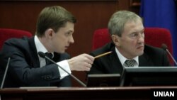 Колишній міський голова Києва Леонід Черновецький (п) і екс-секретар Київради Олесь Довгий, архівне фото, 2011 рік
