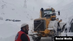 روند پاک‌کاری شاهراه سالنگ پس از برف‌باری‌های اخیر