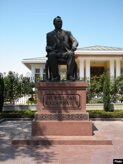 Санкт-Петербургтегі жезөкшелер презервативсіз минет ұсынады.