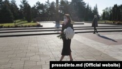 Președinta Maia Sandu a depus flori la complexul memorial „Eternitate”.