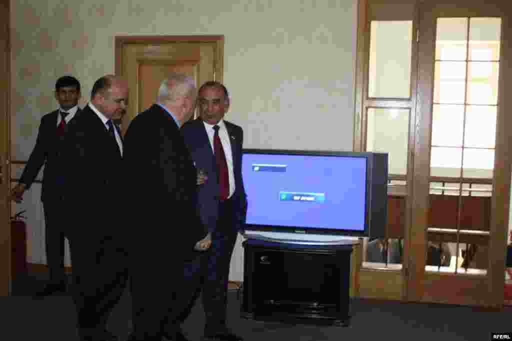 Он сӯи девори парлумон #107