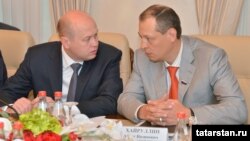 Айрат Хәйруллин (у) Татарстан президенты белән очрашу вакытында күршесе белән фикер алыша