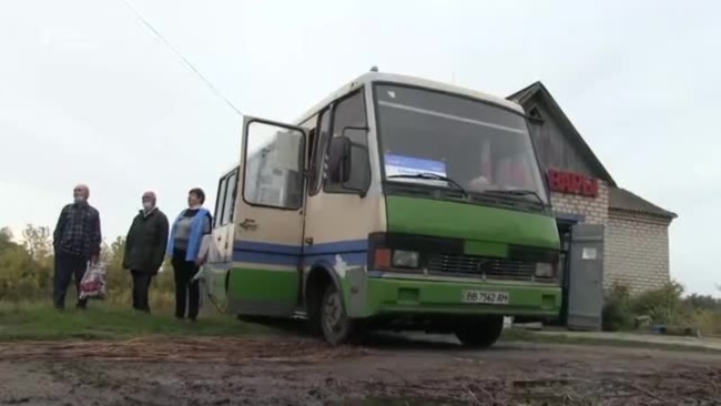 З 2014-го там не їздили маршрутки: у віддалених селах Луганщини запустили безкоштовний автобус (відео)