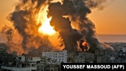 Požari u Khan Yunishu nakon izraelskih zračnih napada u kojima su ciljali pozicije Hamasa 