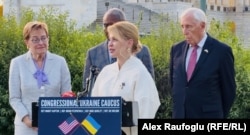 Посол України в США Ольга Стефанішина виступає перед журналістами після схвалення Палатою представників законопроєкту на підтримку України