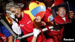 Сторонники Уго Чавеса собрались помолиться за него. Каракас, 9 декабря 2012 года. 