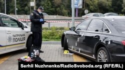 Поліція працює поблизу автомобіля першого помічника президента