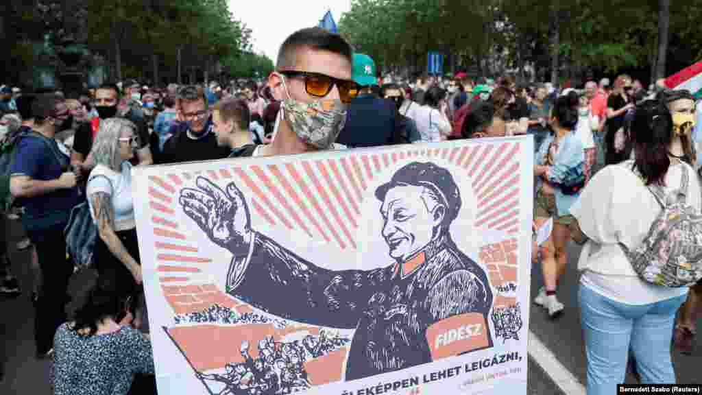 ЕУ / УНГАРИЈА - Лидерите на Европската унија побарале од Унгарија да ги почитува ЛГБТ-правата или да го напушти блокот. За време на Самитот односно на состаноците во Брисел имало остри дискусии и лични судири меѓу лидерите на земјите-членки и конфронтации со премиерот Виктор Орбан околу новиот закон на неговата земја со кој се забранува училиштата да користат материјали што може да се сметаат за промовирање на хомосексуалноста.