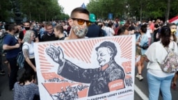 A tervezett Fudan Egyetem budapesti campusa elleni tüntetés egyik plakátján Orbán Viktor miniszterelnököt Mao Ce-tung kínai kommunista vezérként ábrázolták