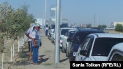 Очередь автомобилей у АЗС в Актау. 20 августа 2014 года.
