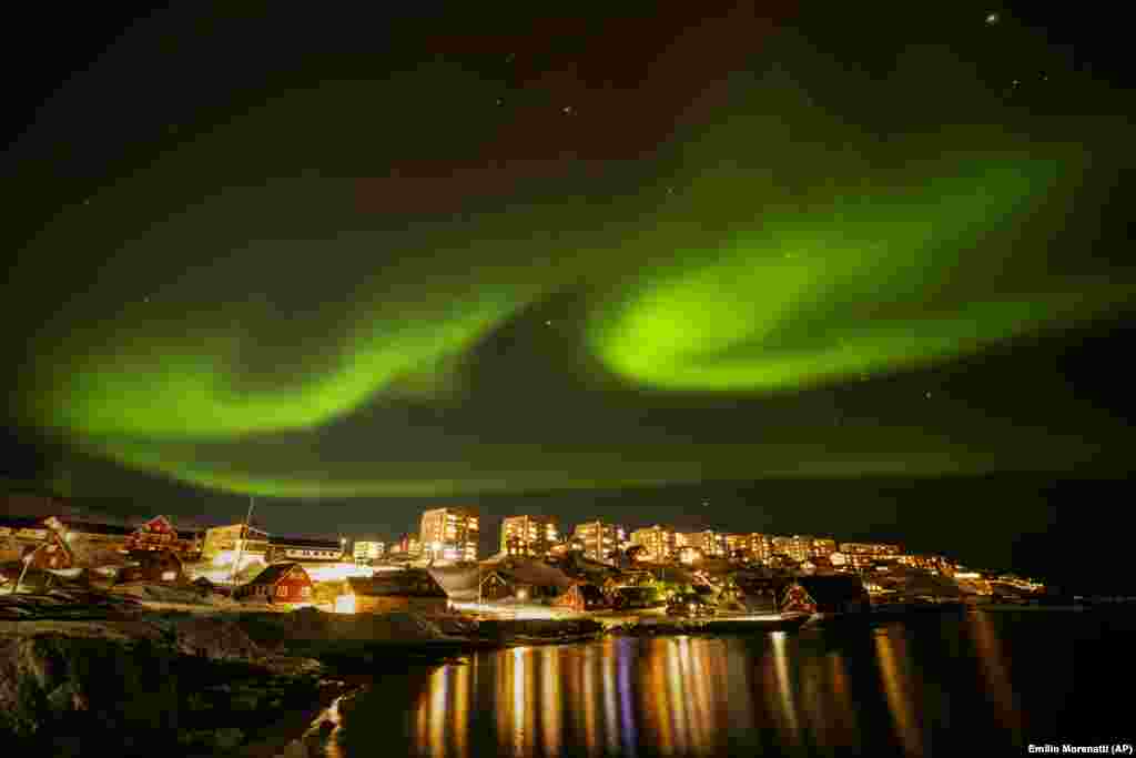 Aurora shfaqet mbi shtëpitë në Nuk, Grenlandë, 17 shkurt 2025.