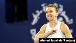 Simona Halep sărbătorește câștigarea finalei turneului de tenis din Dubai, 22 februarie 2020.