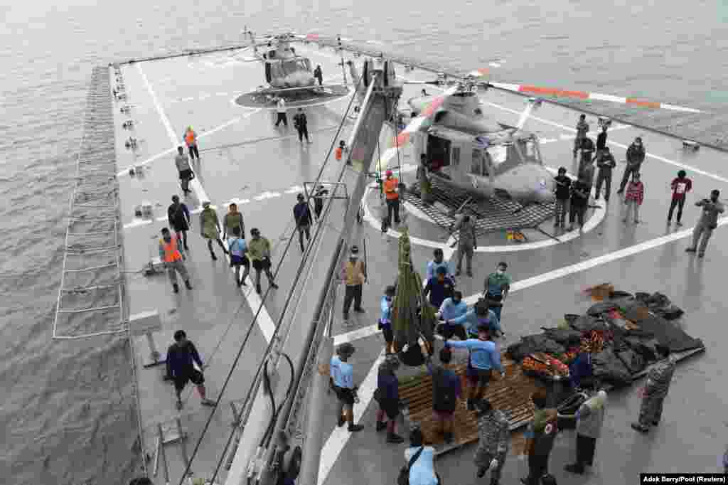 صید جسد؛ این&zwnj;روزها&nbsp;اجساد سرنشینان هواپیمای ایرآسیا که از اندونزی به سمت سنگاپور در حال پرواز بود و سقوط کرد،&nbsp;از آب&zwnj;های&nbsp;دریای جاوه گرفته می&zwnj;شود تا به بازماندگان تحویل داده شود.&nbsp;&nbsp;