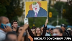  Младите протестиращи се отличиха по време на демонстрациите против държавното управление на ГЕРБ и основния прокурор от лятото на 2020 година с забавните си хрумвания за плакати и лозунги. 