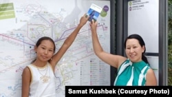 Айнур Сабырбек с дочерью Нестан. Девочка из Кыргызстана стала депутатом Молодёжного совета во французском городе Сомьер