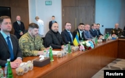 «Росіяни висувають, на мою думку, необґрунтовані вимоги. Вони не готові вести переговори серйозно, так, як це робить Україна», – Петреус