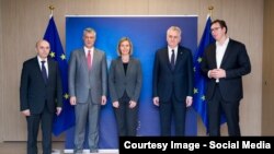 Учасники зустрічі в Брюсселі (зліва направо): прем’єр-міністр та президент Косова Іса Мустафа і Хашим Тачі, голова європейської дитпломатії Федеріка Моґеріні, президент і прем’єр-міністр Сербії Томислав Николич та Александар Вучич, 24 січня 2017 року