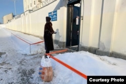 Спроба перадаць рэчы для арыштаванага ў ІЧУ на завулку Акрэсьціна, архіўнае фота