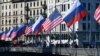 Flamujt amerikanë dhe rusë valëviten në urën Mont-Blanc gjatë samitit SHBA-Rusi, më 15 qershor 2021 në Gjenevë, Zvicër. 