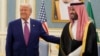 Президент США Дональд Трамп и наследный принц Саудовской Аравии Мухаммед бин Салман во время встречи в Королевском дворце в Эр-Рияде. 13 мая 2025 года