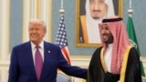 Президент США Дональд Трамп и наследный принц Саудовской Аравии Мухаммед бин Салман во время встречи в Королевском дворце в Эр-Рияде. 13 мая 2025 года