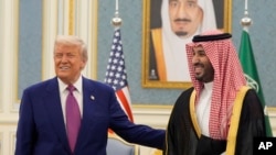 АКШнын президенти Дональд Трамп жана Сауд Арабиянын мураскер ханзаадасы Мухаммед бин Салман. Эр-Рияд, 13-май 2025-жыл