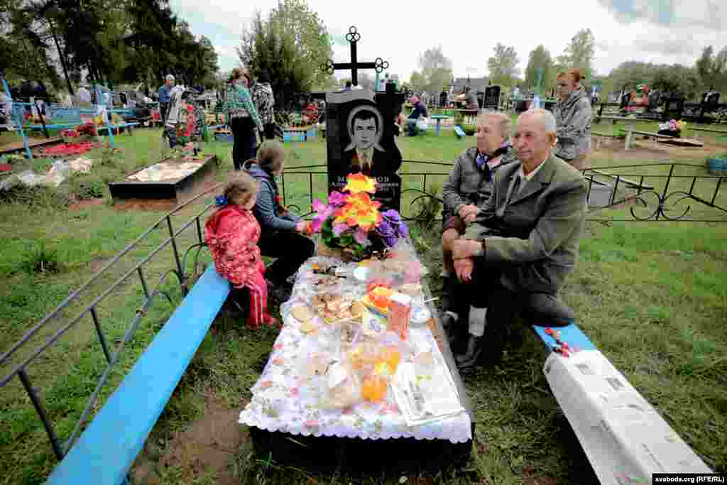 Валянціна Міхайлаўна і Віктар Яфімавіч нядаўна адсьвяткавалі &laquo;залатое вясельле&raquo;. На могілках у Высокім у іх пахаваны сын, які памёр ад сардэчнага прыступу.