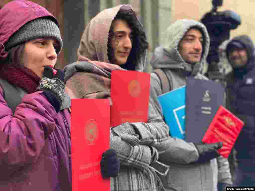 29 დეკემბერს მიხეილ ყაველაშვილის ინაუგურაციისას პარლამენტის წინ ხალხი დიპლომებით მივიდ. ამით ისინი მიანიშნებდნენ, იმაზე, რომ ყაველაშვილს დიპლომი არა აქვს.