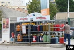 Butelii de gaz la o benzinărie din Carnon, sudul Franței. Războiul cu Iranul a scumpit gazul în Europa, făcându-i pe simpatizanții Rusiei să ceară ridicarea restricțiilor la importul de energie rusească.