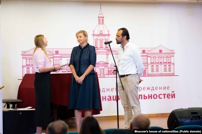 Francesco Garcia (djathtas ekstrem) dhe Anna Usova (në qendër) në një aktivitet në Shtëpinë e Kombësive në Moskë