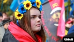 День захисника України, 14 жовтня, припадає на неділю, тому вихідним буде і понеділок, 15 жовтня